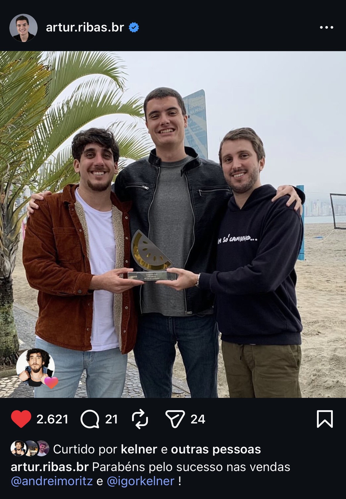 Andrei e Igor com Artur Ribas, fundador da Kiwify